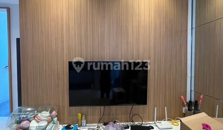 ruang keluarga rumah di jalan sukolilo dian