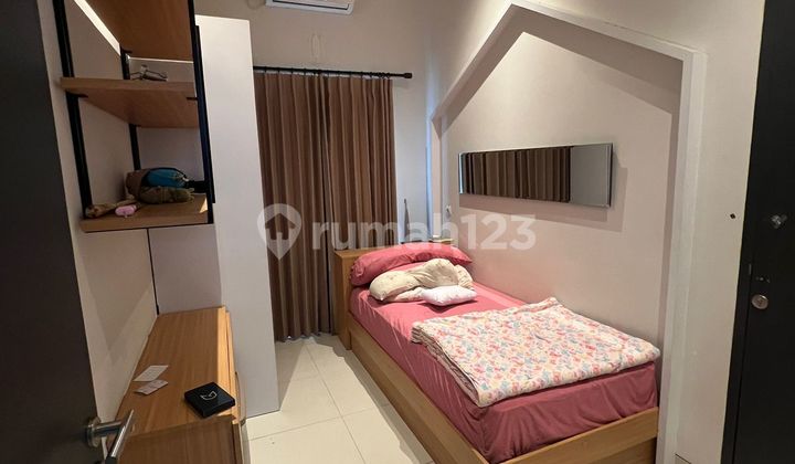 kamar tidur rumah di jalan sukolilo dian