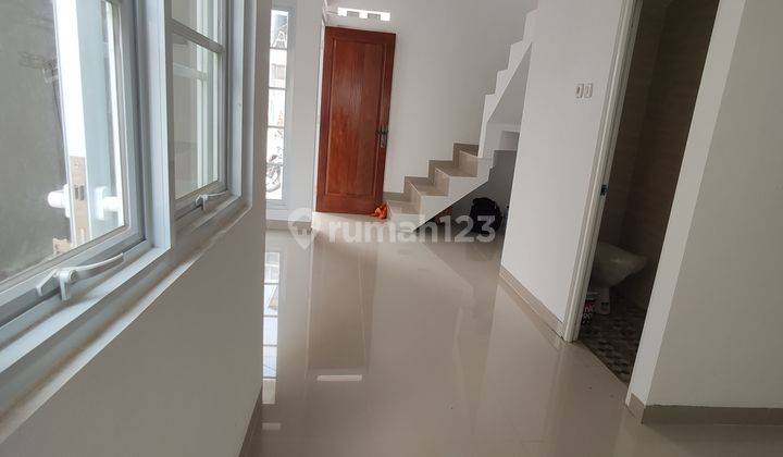 RUMAH MURAH  SIAP HUNI 2 LANTAI DEKAT UNPAM & WALIKOTA 3
