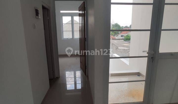 RUMAH MURAH  SIAP HUNI 2 LANTAI DEKAT UNPAM & WALIKOTA 7