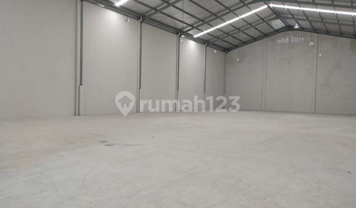 Good Warehouse Ready to Use Very Large Parking Area in Candi Kic Industrial Area. 2