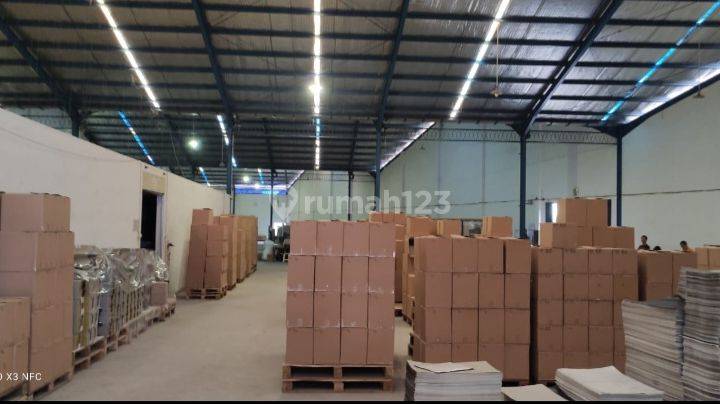 Gudang siap pakai rapi terawat di zona industri 4