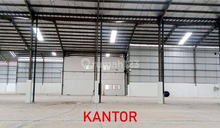 Gudang baru ada kantor area parkir luas di kawasan industri 2