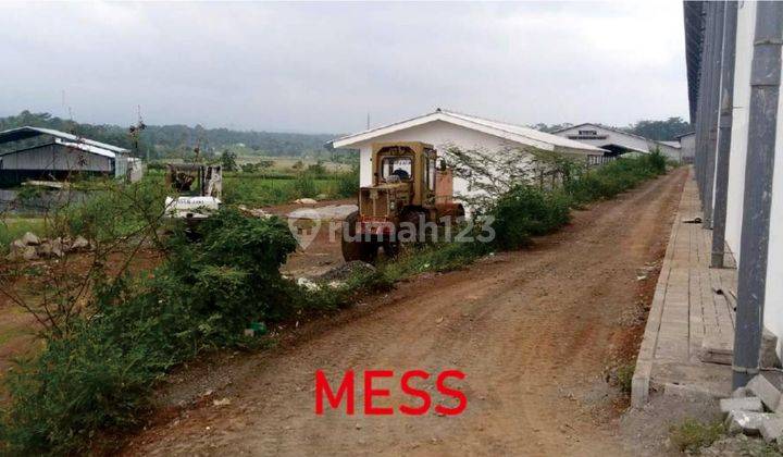 Gudang baru ada kantor area parkir luas di kawasan industri 6