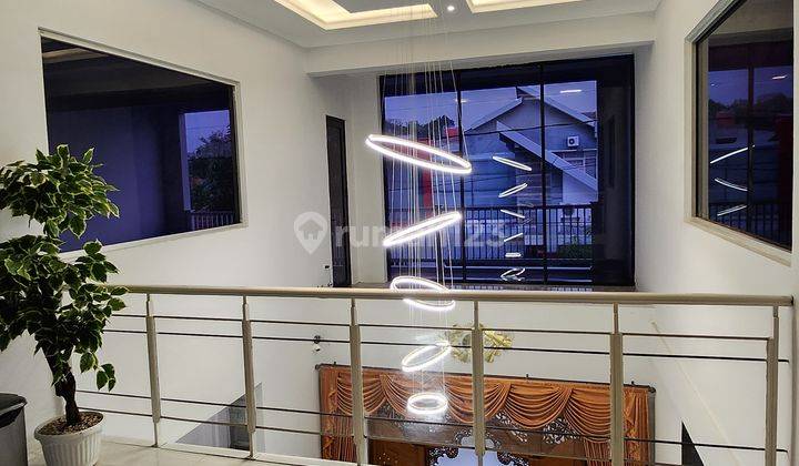 Rumah 2.5 lantai baru bagus full furnished SHM hadap Selatan di Semarang Barat 2