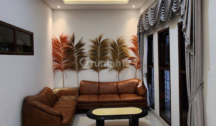 Rumah 2.5 lantai baru bagus full furnished SHM hadap Selatan di Semarang Barat 1