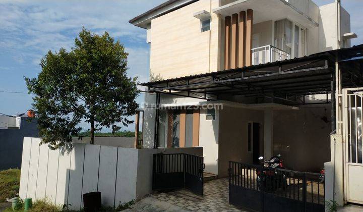 Rumah 2 Lantai SHM hook hadap Utara Barat di Perum griya lestari Ngaliyan 1