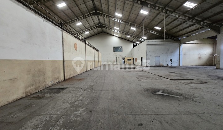 Warehouse by the Main Road, Office Included, Land Area 7000 M2 in North Semarang 2
