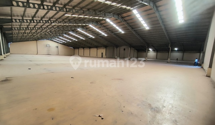 Gudang Siap Pakai Untuk Pabrik Industri Ada Loading Dock 1