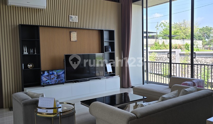 Rumah Mewah 2 Lantai Dan Basement Di Semarang Atas di Candisari 1