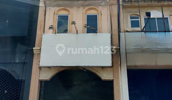 Jual Ruko Hadap Jalan di Boulevard Gading Serpong... 3 Lantai...