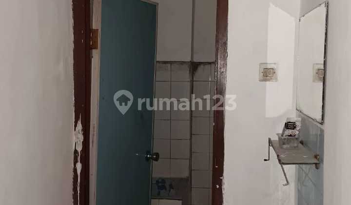 3-Storey Shop House Suitable for Office in Kedung Doro 2