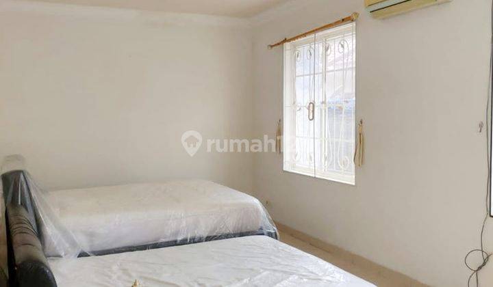 Rumah 2 Lantai Bagus Furnished di Pakuwon City, Surabaya 8