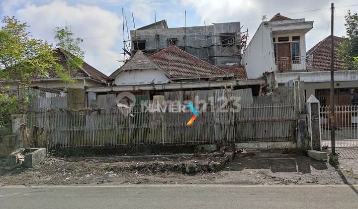 For Rent: Mountain Area House Building in the Center of Malang City For Rent: Mountain Area House Building in the Center of Malang City