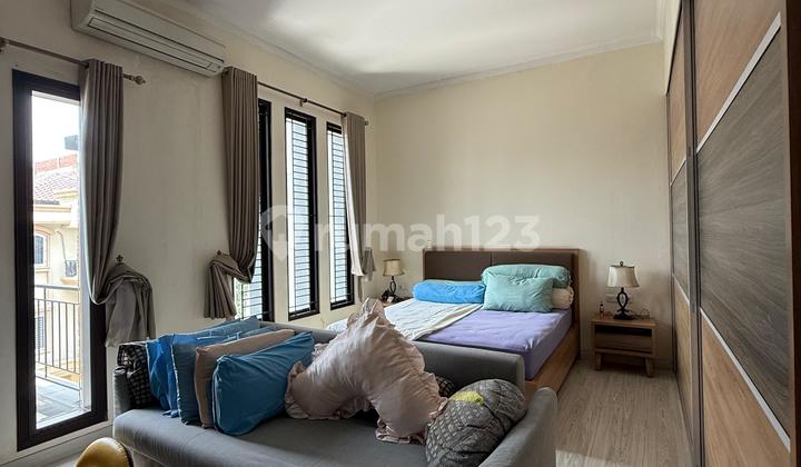 Ready to Occupy! PIK Manyar Permai House 7x25, 3 floors semi-furnished, move-in ready.