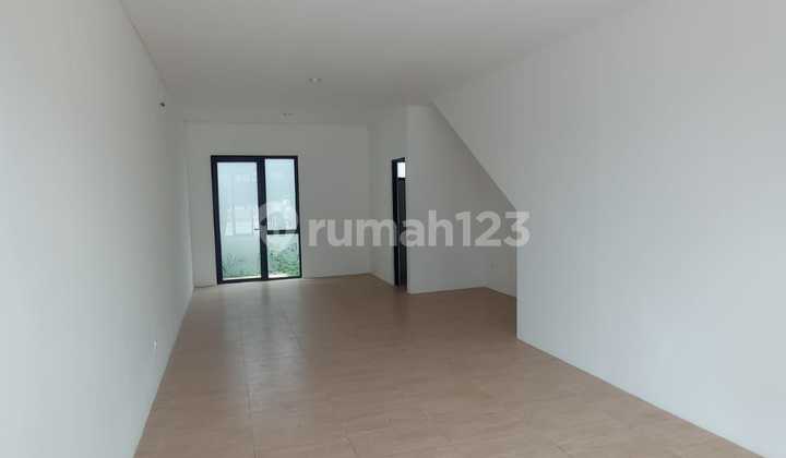 For Rent. 3-Story Shophouse at Park Serpong Boulevard, Facing the Street. 2