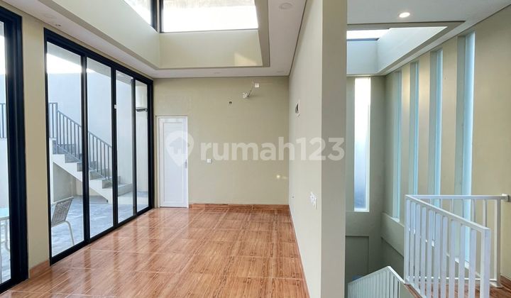 Good Brand New 4-Story Semi-Furnished House in Pulomas, East Jakarta 2