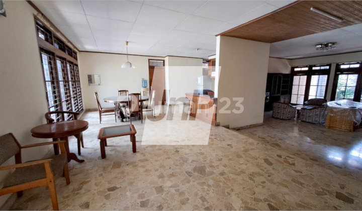 Rumah 4 Kamar Tidur di Cisitu, Dago