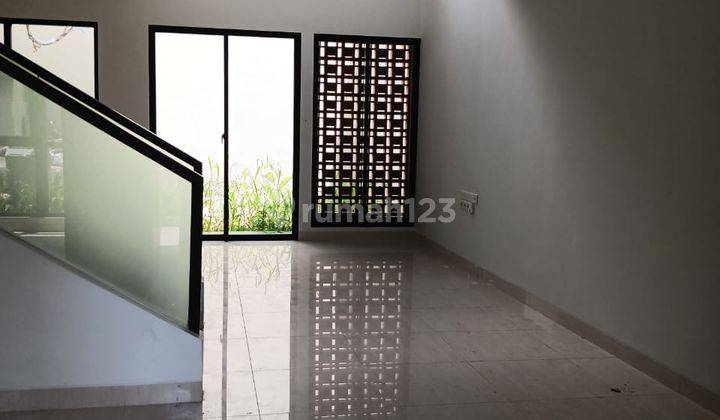 Langka,dijual Rumah Baru Posisi Bagus di Cluster Emily Summarecon 2