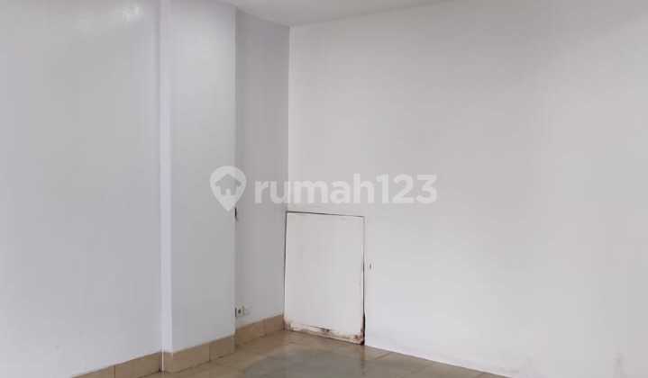 Strategic 3-Storey Shop House on Jl. Dewi Sartika 2