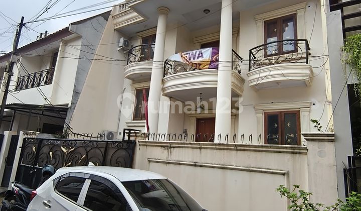 Disewakan Rumah Tebet Timur 2 Lantai Lingkungan Tenang Strategis Disewakan Rumah Tebet Timur 2 Lantai Lingkungan Tenang Strategis