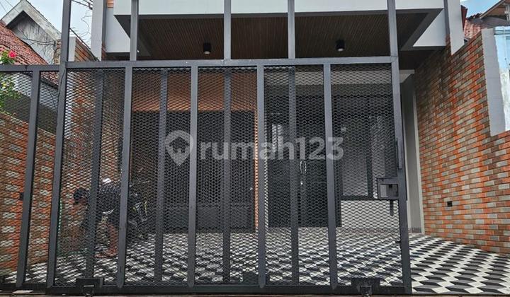 Rumah Modern 3 Lantai + Rooftop, Akses Mudah Jalan Lebar