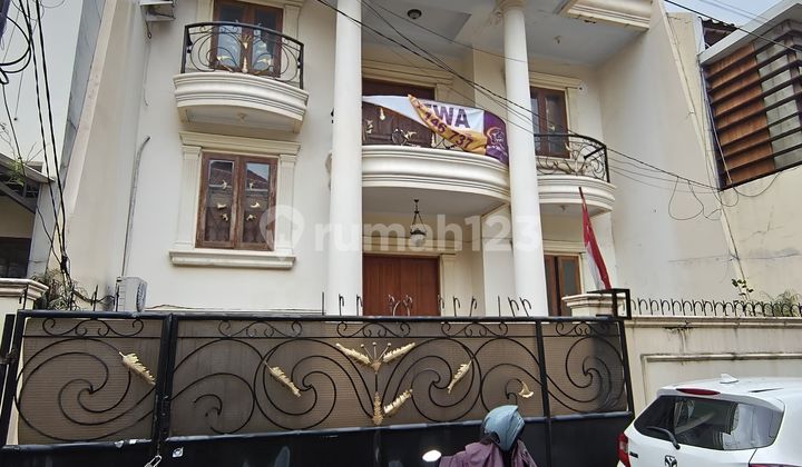 Disewakan Rumah Tebet Timur 2 Lantai Lingkungan Tenang Strategis 2