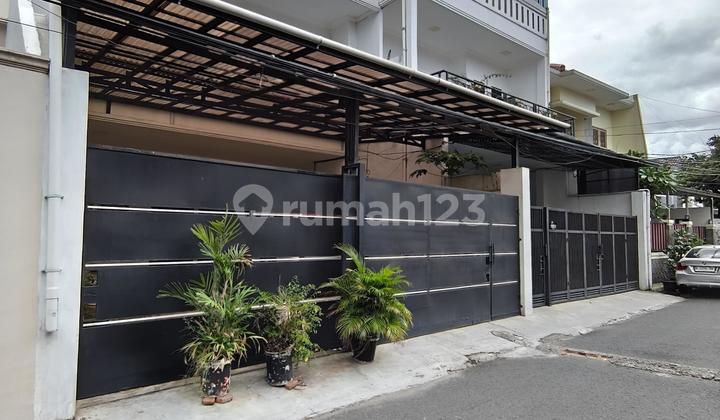 Rumah 2,5 Lantai Tebet - Taman Belakang & Parkir Luas 2