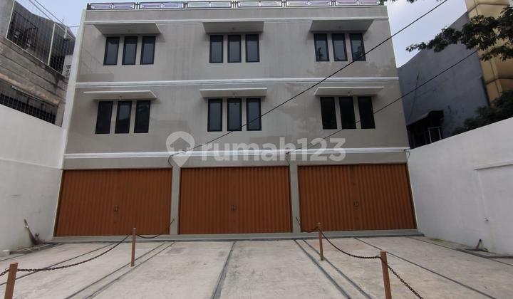 For Rent: 3.5-Story Shop House in Mampang Prapatan Area