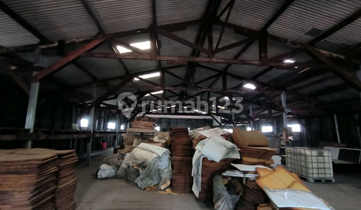 Strategic Warehouse on Jl. Tendean, South Jakarta Strategic Warehouse on Jl. Tendean, South Jakarta