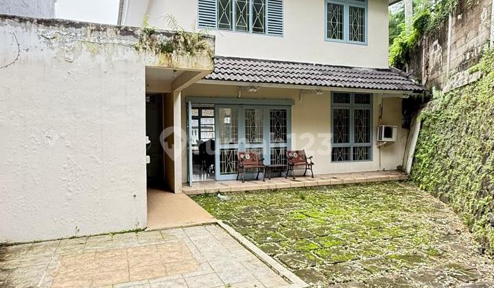 Rumah dengan Halaman Belakang Luas di Bintaro Sektor 9