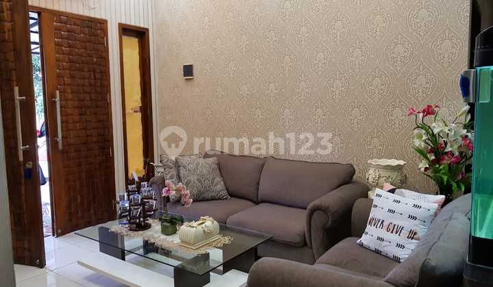 For Sale! Rumah Cantik 2 Lantai dan Siap Huni di Graha Raya, Harga Nego! 2