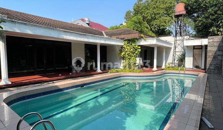 Turun Harga Banyak! Rumah dengan Private Pool, Luas dan Siap Huni di Cilandak