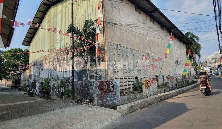 For Sale Warehouse with Spacious Parking Area @Cipadu, Larangan.