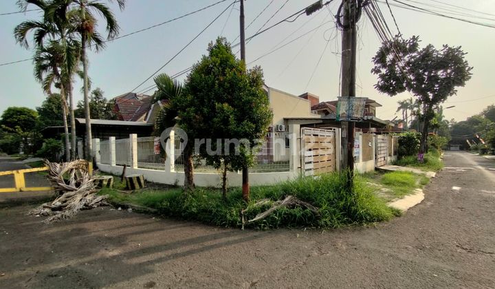 For Sale, House with Hook Position, Spacious Yard in Griya Loka