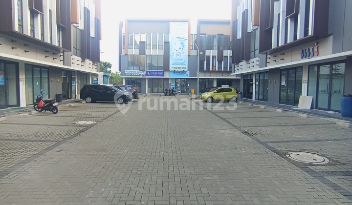 3 Lantai, Carport 2, Hadap Barat, Berdampingan dengan A&W 3 Lantai, Carport 2, Hadap Barat, Berdampingan dengan A&W