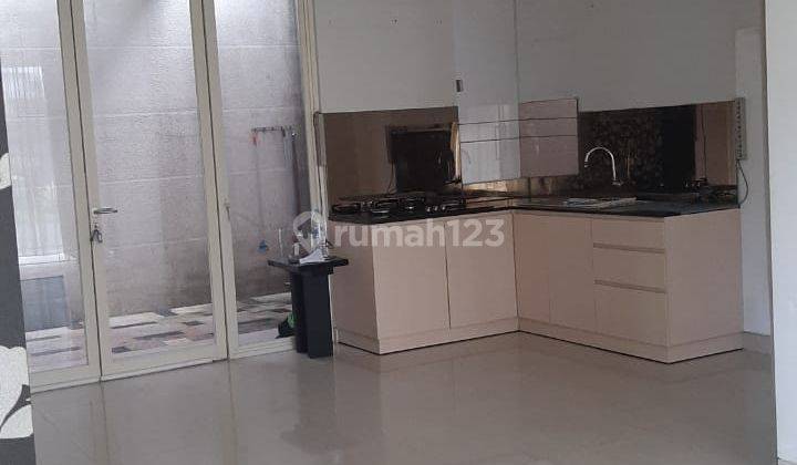 Rumah 2 Lantai Bagus Unfurnished SHM di The Mansion, Pakuwon Indah , Surabaya 2