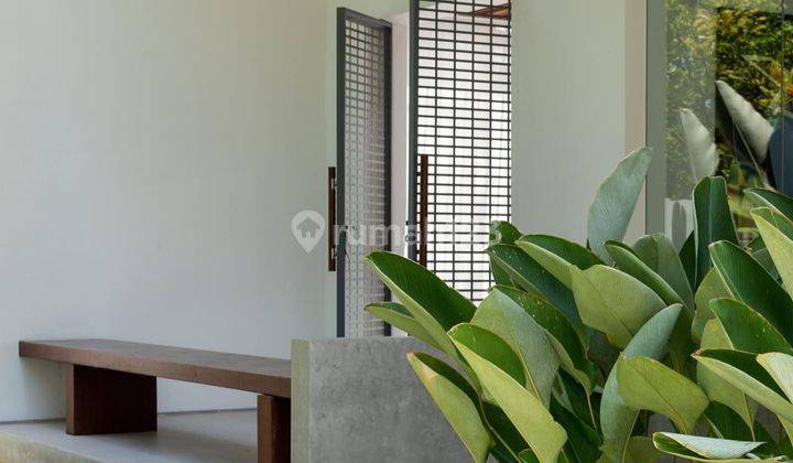 Rumah 2 Lantai Bagus Furnished SHM di Graha Natura , Surabaya 3