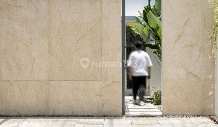 Rumah 2 Lantai Bagus Furnished SHM di Graha Natura , Surabaya 4