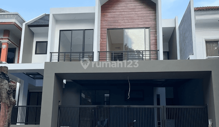 Rumah 2 Lantai Baru di Graha Family, Surabaya 1