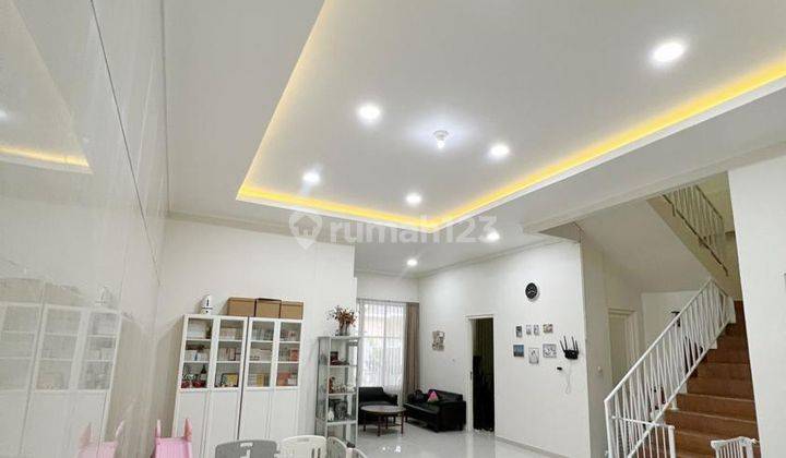 Rumah 2 Lantai Bagus Semi Furnished SHM di Sutorejo Utara, Surabaya , Surabaya 2