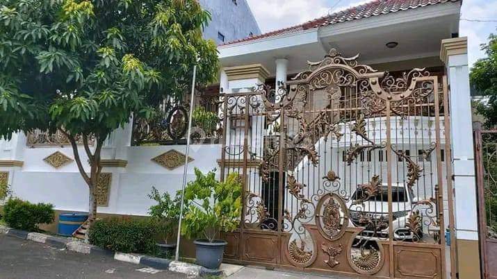 RUMAH MEWAH STRATEGIS DI MANYARAN SEMARANG 1