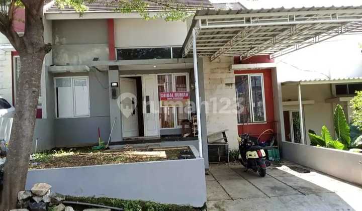"Strong and Sturdy House Near Manyaran Islamic Center" 2