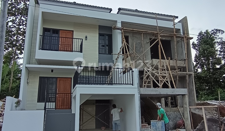 Rumah Dua Lantai 200 Meter Jalan Raya Banyumanik 1