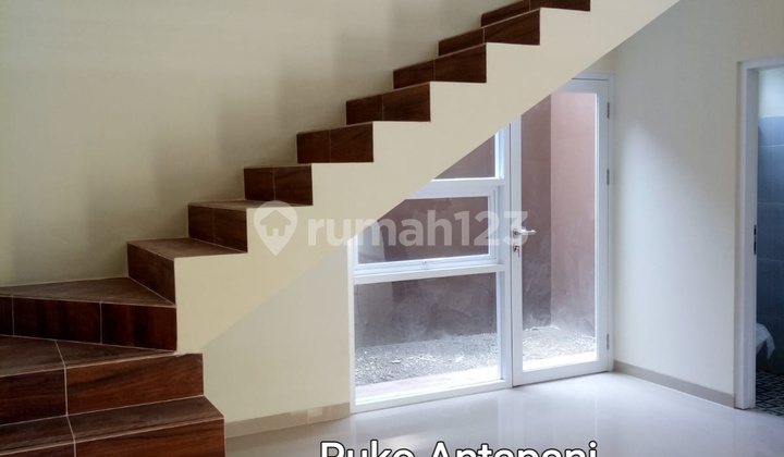 Strategic and busy Antapani shophouse. 2