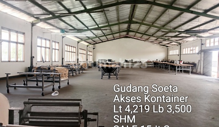 Large and sophisticated building on the main road Soekarno Hatta. Large and sophisticated building on the main road Soekarno Hatta.