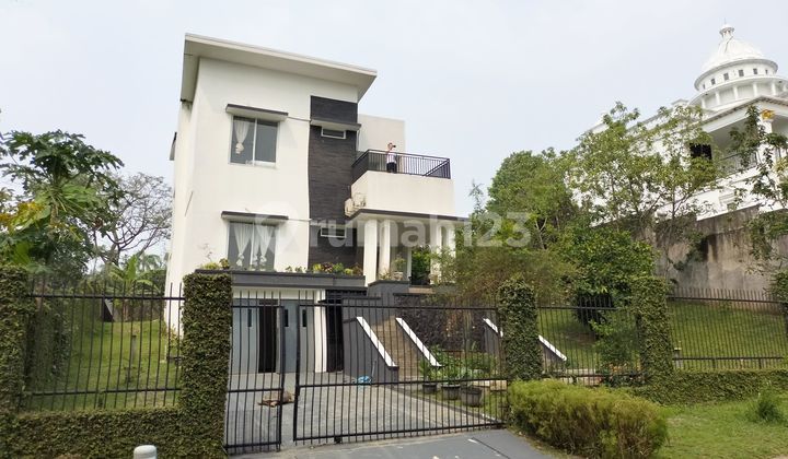 For sale: house with golf and lake view, spacious yard in Sentul City.