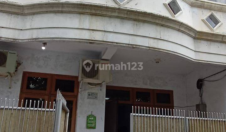 Rumah 3 lantai di Menteng Jakarta Barat  1