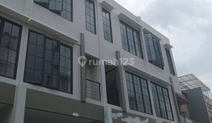 RUMAH BARU 3 LANTAI TAMAN RATU JAKARTA BARAT  1