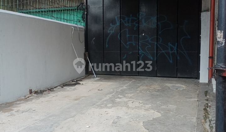 Strategic 4-Story Shop House in Tanjung Duren Raya, West Jakarta 1